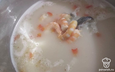 Отправьте в суп рыбу, креветки, сок лайма и сахар. Доведите до кипения, и снимите с огня. Отдельно отварите лапшу согласно инструкции на упаковке.