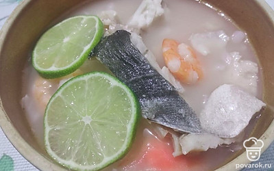 Готовую лапшу распределите по мискам для подачи. Сверху залейте горячим супом с кусочками рыбы и креветок. Подавайте ароматное блюдо к столу.