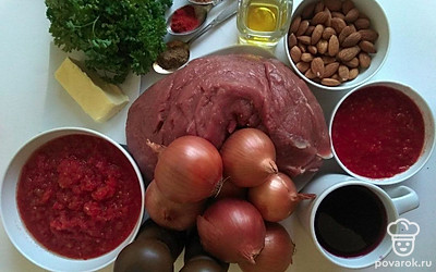 Мясо помойте, вытрите насухо, удалите пленки и жилки и нарежьте небольшими брусочками поперек волокон. Лук нарежьте средними кубиками. Петрушку помойте, отделите листики и мелко порубите их ножом.