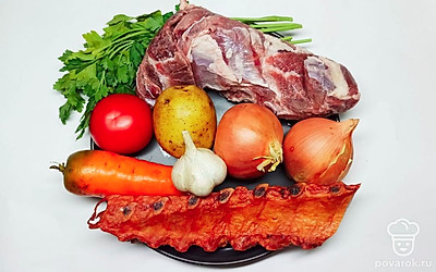 Приготовьте все необходимые ингредиенты, овощи, зелень и говядину, промойте под проточной водой и обсушите бумажным полотенцем.