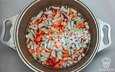 Подготовленные овощи всыпьте в кастрюлю, посолите по вкусу, дайте закипеть и варите на медленном огне до их готовности. За пять минут до конца варки добавьте специи, лавровый лист и мелко нарезанную зелень.