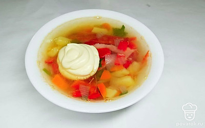 Суп подавайте в горячем виде, порционно в небольших глубоких тарелках, приправьте сметаной, украсьте веточками петрушки. Также для подачи приготовьте чесночные гренки, для этого обжарьте кусочки белого хлеба на сковороде с добавлением растительного масла и натрите их чесноком, положите их рядом на отдельной тарелочке.