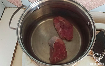 В воду кладём мясо и варим на среднем огне. 