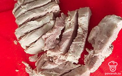 Готовое мясо нарезаем и добавляем обратно в суп. 