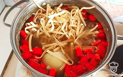 За пять минут до готовности добавляем лапшу, соль и специи. 