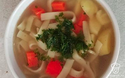 Подавайте суп порционно, добавив в тарелку свежую зелень. 