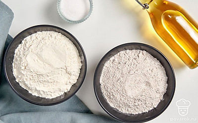 Просейте два вида муки. Разогрейте духовку до 200 градусов. Подготовьте противень, смажьте его оливковым маслом. Достаньте пищевую пленку и скалку.