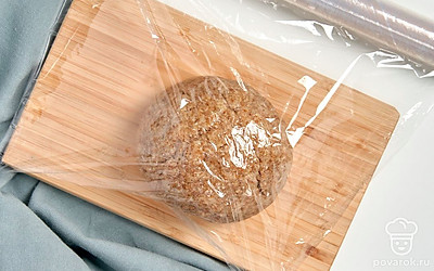 Сделайте тесто. В емкость насыпьте муку горкой. Сделайте в ней ямку, влейте в нее оливковое масло и часть воды, насыпьте соль. Начните замешивать тесто, постепенно вливая воду. Соберите его в шар, оберните пленкой и положите в холодильник на 30 минут.