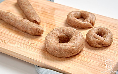 Приготовьте сушки. Из теста раскатайте колбаски в 1 см толщиной. Сформируйте из них сушки. В кастрюлю влейте воду, поместите ее на плиту, дождитесь кипения и положите в нее сушки. Дождитесь, пока изделия всплывут, и переложите их на дуршлаг. Разложите сушки на противень, поставьте их в духовку и выпекайте до румяного цвета около 20 минут.