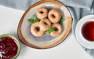 Постные сушки подайте с вареньем и чаем.