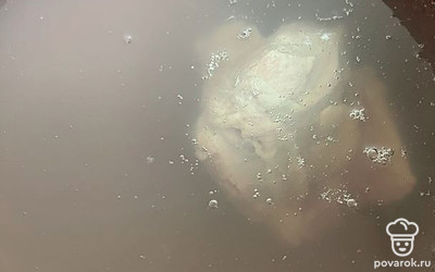 Ставим на огонь нежирный кусок свинины.