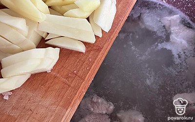 Как свинина сварилась, добавляем картошку.