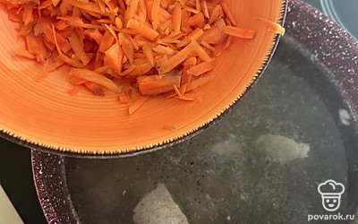 Когда картошку закинули, выкладываем мелко натертую морковку.