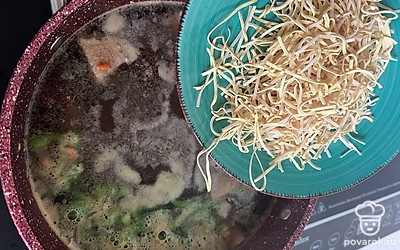 В самом конце забрасываем яичную лапшу.