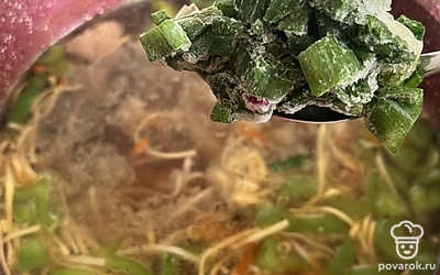 Как сварится лапша, добавляем зеленый лук, лавровый лист и выключаем суп. Закрываем крышкой. Суп готов.