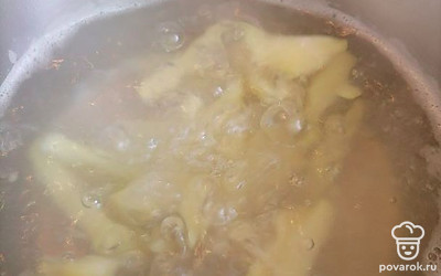 Промойте, почистите и нарежьте брусочками картофель. Опустите в кастрюлю с тремя литрами кипятка.
