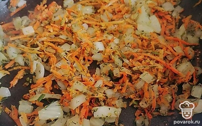 Пока картофель варится, помойте, почистите морковь и лук. Обжарьте на сковороде с растительным маслом мелко нарезанный лук, тертую морковь и порубленный укроп в течение пяти минут.
