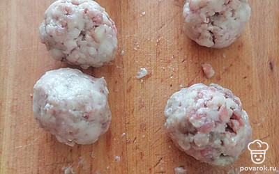 Из фарша скатайте небольшие шарики и опустите их в кипящий бульон с картофелем. Варите еще 10 минут.
