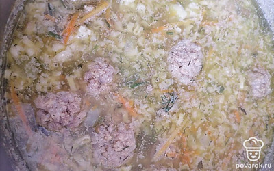 Раскрошите лапшу быстрого приготовления. Опустите в кастрюлю вместе с овощами. Посолите, поперчите суп и варите еще 5 минут.
