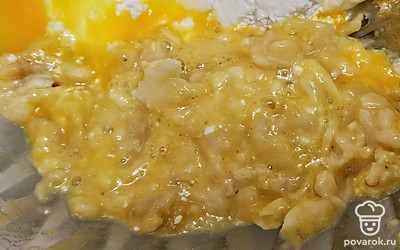 Банан измельчите при помощи вилки до состояния пюре. Перемешайте. 