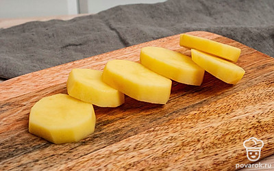 Порежьте картофель на слайсы.