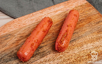 Сосиски тщательно смажьте горчицей.