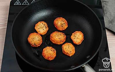 Выложите картофель на разогретую сковороду, посыпьте тимьяном. Обжаривайте с обеих сторон до хрустящей корочки.