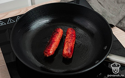Выложите сосиски в горчице на разогретую сковороду, обжаривайте до готовности.
