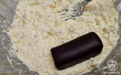 Добавьте творожный сырок. Измельчите его при помощи вилки. 