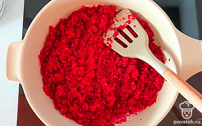 Измельчите в блендере свежие морковь, свеклу и лук, обжарьте все на сливочном масле на сковороде.