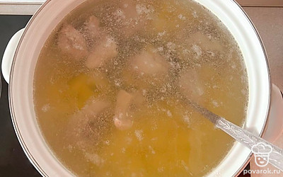 Отварите свинину до готовности, в процессе посолите бульон.