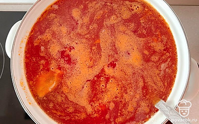 Добавьте к бульону картофель, затем спустя 10 минут потушенные овощи, и оставьте вариться еще 3-5 минут до полной готовности картофеля, при необходимости досолите.