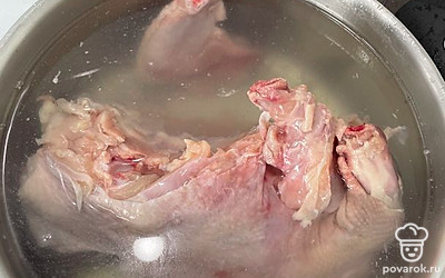 Курицу отварить.