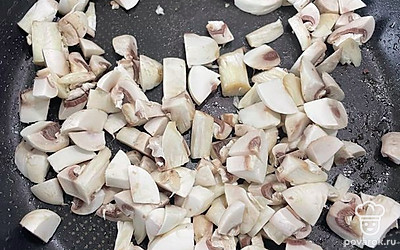 Шампиньоны обжарить на масле.