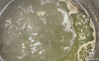 Из бульона достать отваренную курицу.