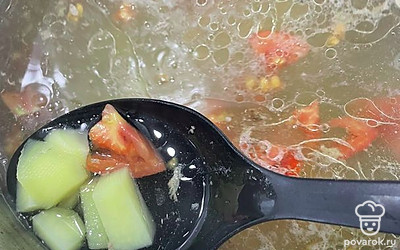 В бульон добавить картошку, помидор, чеснок.