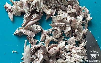 Курицу порезать и добавить в бульон.