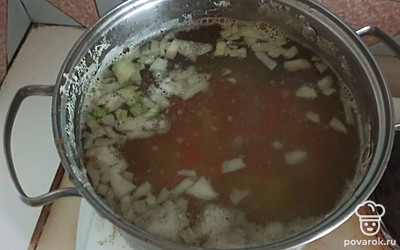 Поставьте мясо вариться, когда оно будет готово, добавьте овощи и варите на медленном огне.