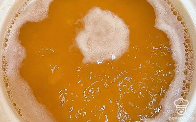 Замоченный на ночь горох тщательно промойте и поставьте вариться на полтора часа, при необходимости доливайте воду. Воды необходимо примерно 3 литра.