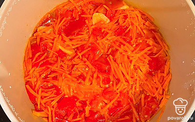 Морковь, помидоры и чеснок мелко нарежьте и обжарьте на сливочном масле. Доведите до готовности.