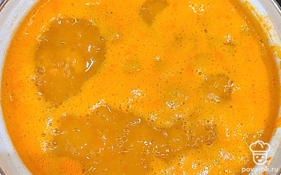 В готовый горох добавьте зажарку и тщательно пробейте погружным блендером. Посолите, варите еще 10 минут, в конце, по желанию, добавьте зелень.