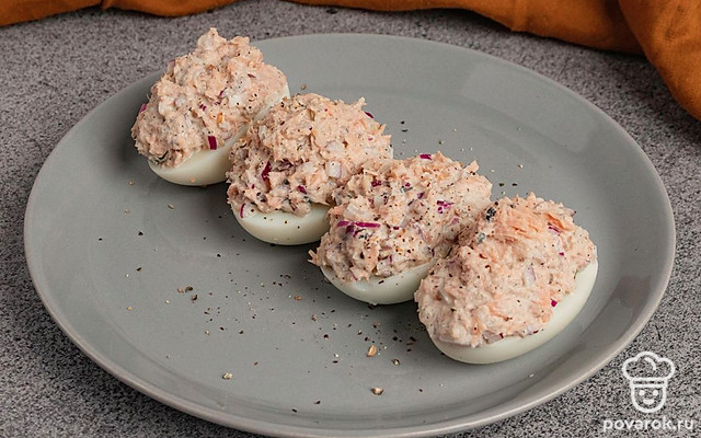 Яйца, фаршированные горбушей и луком — Рецепт с фото