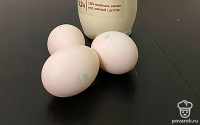 Достаньте молоко и яйца. На одну порцию достаточно одного яйца и полтора стакана молока. Помойте яйца и разбейте их в кастрюлю, добавьте молоко.