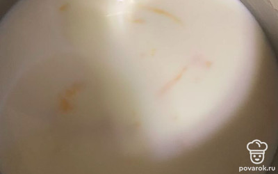 Все перемешайте, добавьте щепотку соли. Поставьте на средний огонь. Как только яйца схватятся, можно выключать. На вид будет немного похоже на омлет.