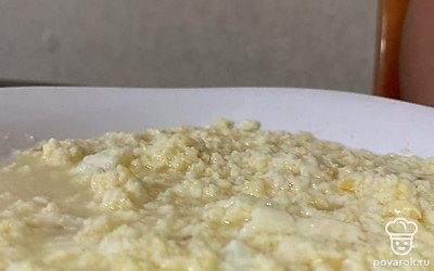 Половником положите суп в глубокую тарелку и ешьте. Приятного аппетита!