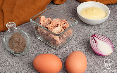 Выложите все ингредиенты на стол для удобства приготовления. Репчатый лук очистите.