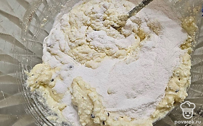 Последним шагом добавьте муку с разрыхлителем. Аккуратно перемешайте до однородной консистенции.