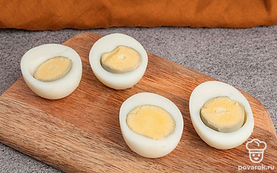 Яйца отварите вкрутую в течение 5-7 минут, почистите и разрежьте пополам.