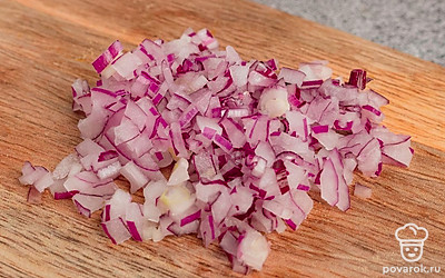 Репчатый лук мелко нарежьте.