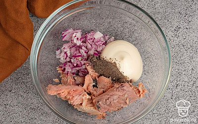 В глубокой тарелке смешайте горбушу, майонез, репчатый лук и перец.